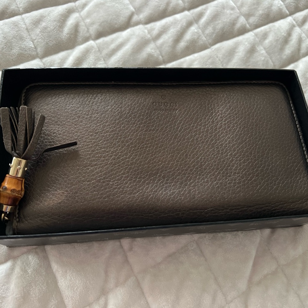 GUCCI Leather wallet in Great condition
Brown Leather and bamboo zipper tassel.